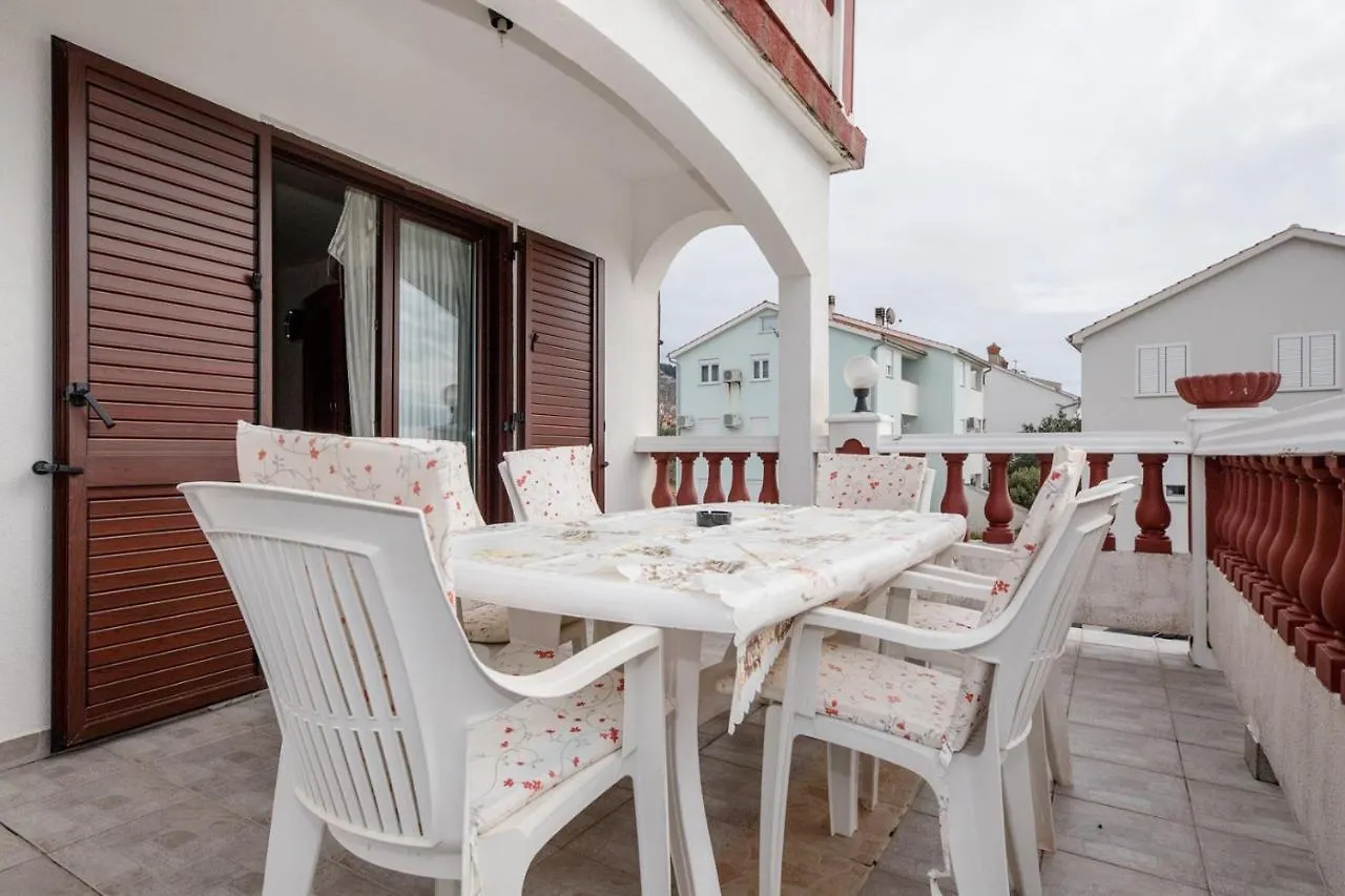 Apartments Zentil Banjol 0*,