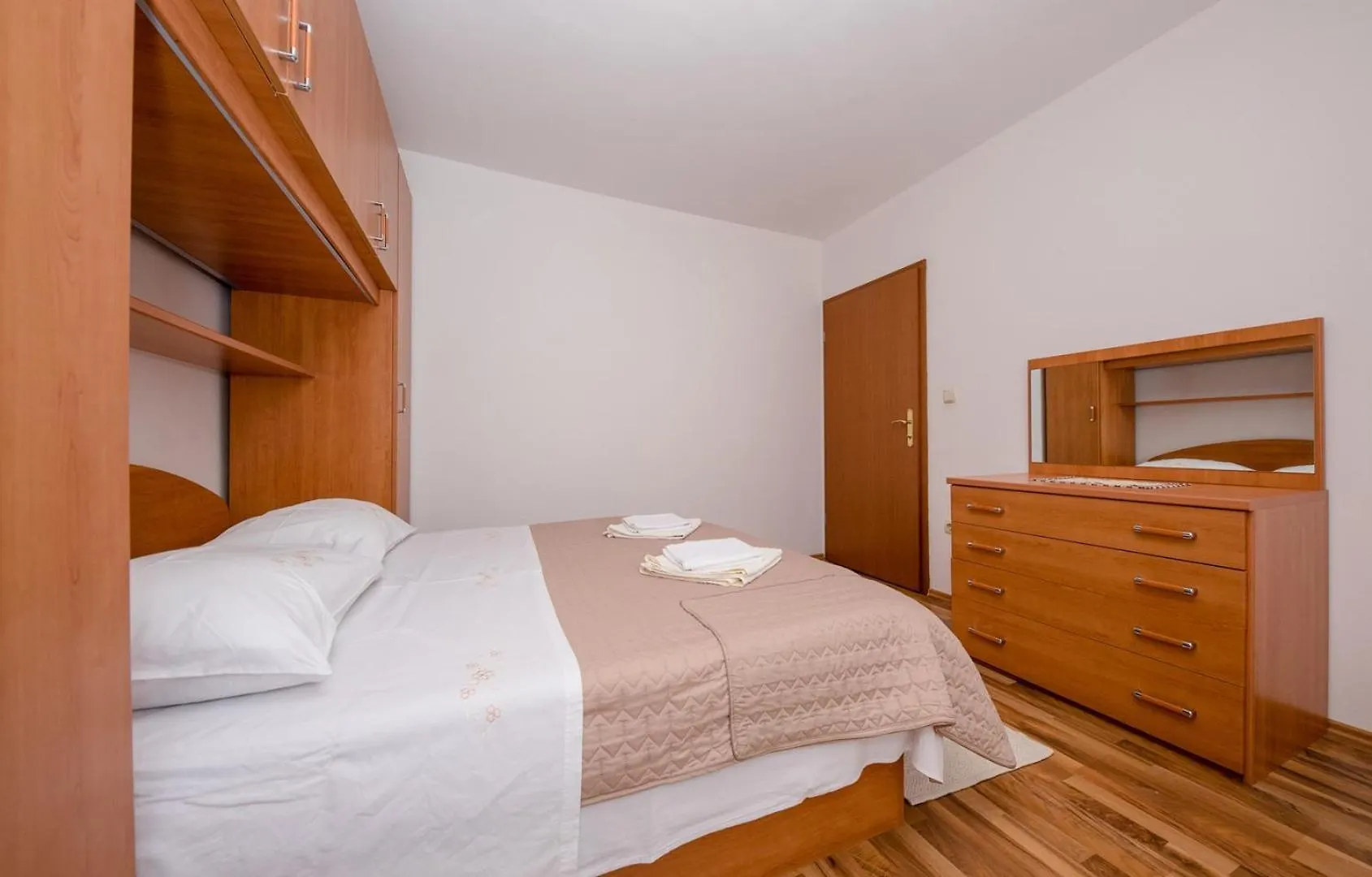 Apartments Zentil Banjol 0*,